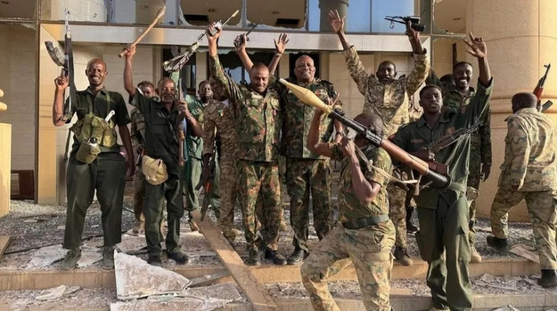 الجيش السوداني يسيطر على البنك المركزي وجهاز المخابرات العامة